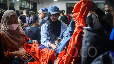 Antusias Pengunjung Berbelanja Di Indonesia Outdoor Festival Indofest