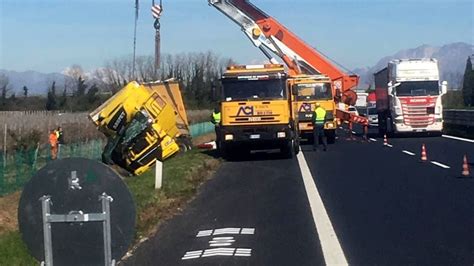 Tir Esce Di Strada E Finisce Su Una Recinzione