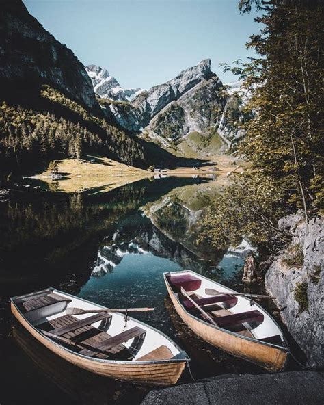 Seealpsee le fameux lac de la chaîne de montagnes Alpstein