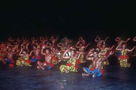 “Sasa”, sitting dance | Samoan Culture | Samoa | OzOutback