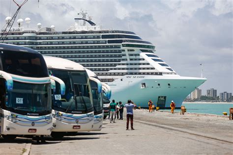 Primeiro Navio Da Temporada De Cruzeiros Desembarca Em