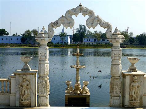 Pawapuri In Bihar | Places To Visit In Bihar | Jain Pilgrimage Centres ...