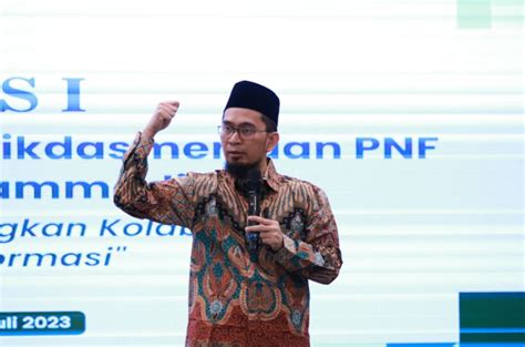 Ustadz Adi Hidayat Membumikan Pendidikan Berbasis Islami