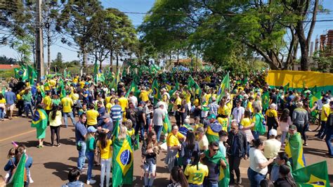 Manifestantes Se Re Nem Em Frente Ao Ex Rcito Na Tarde Desta Quarta