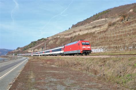 DB Fernverkehr 101 010 7 Mit SBB Eurocity Wagen Auf Der Rechten