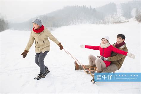 快乐的一家人在雪地上玩雪橇 蓝牛仔影像 中国原创广告影像素材