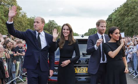 Contraste de cavalheirismo de William e Harry com Kate e Meghan em