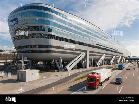 The Squaire, office building at Terminal 1 of Frankfurt Airport Stock Photo: 61991890 - Alamy