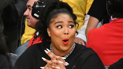 Lizzo Twerks In A Thong Courtside At Lakers Game — See The Pics Iheart