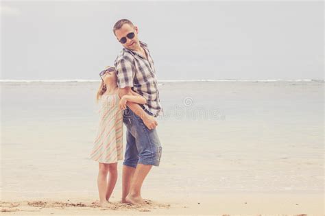 Pai E Filha Que Jogam Na Praia No Tempo Do Dia Imagem De Stock Imagem