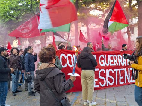 Scontri Alla Fiaccolata Per Il 25 Aprile Gli Antagonisti Respingono Le