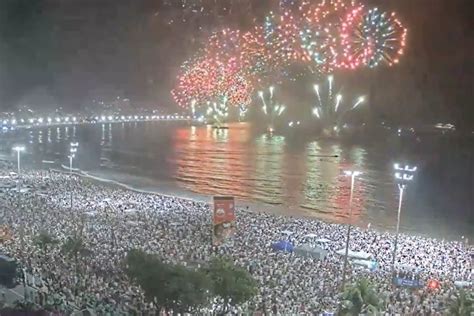 Copacabana Celebra Virada 12 Minutos De Fogos Veja As Imagens