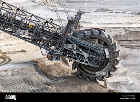 Schaufelrad Bagger In Einem Braunkohle Tagebau Bergbau Bergwerk