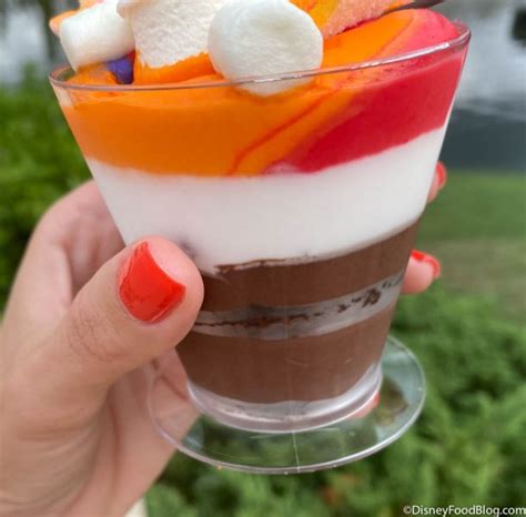 REVIEW The Olaf Hot Chocolate Cake Debuts In Disney World And It S PERFECT For Marshmallow