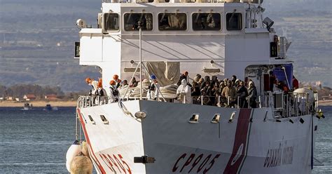 Le contraddizioni Ue barriere anti migranti sì e blocco navale no Il