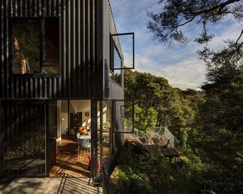 Une maison noire avec terrasses dans la nature en Nouvelle Zélande