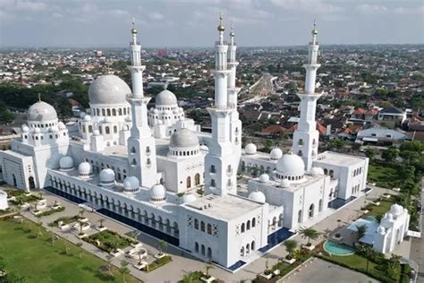 Mengenal Keindahan Masjid Raya Sheikh Zayed Solo Yang Menjadi Destinasi