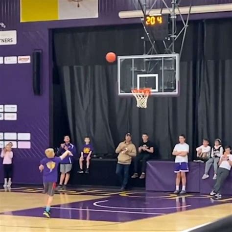 Komplett Mauer Vorübergehend basketball half court shot Entstehen