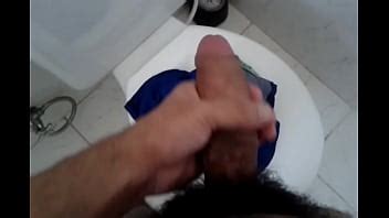 cumming en ropa interior en el baño XVIDEOS