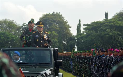 FOTO Pangdam Mayjen Widi Prasetijono Pimpin Upacara HUT Ke 77 TNI Di