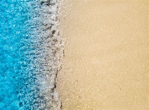 Fundo de praia bonita ondas de água do mar azul claro e espumoso e