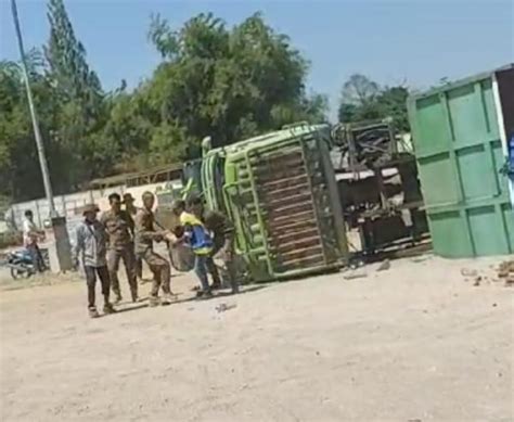 Dump Truck Terguling Di Halaman RSUD Ar Rozi Kota Probolinggo Anak