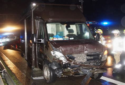 Auto überschlägt sich auf der A1 Fahrer aus Hamm bei Unfall verletzt