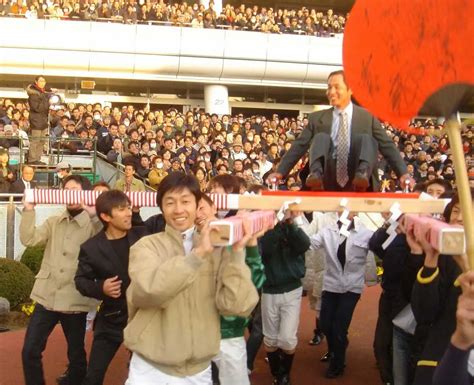 95年3月20日、中山競馬場で行われた岡部騎手引退セレモニーで岡部騎手が乗ったみこしを担ぐ武豊 ― スポニチ Sponichi Annex ギャンブル