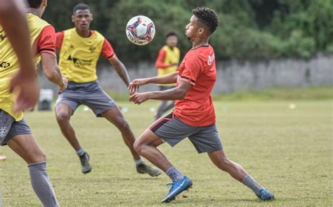 Vitória faz treino tático para enfrentar o Coritiba e conta retorno