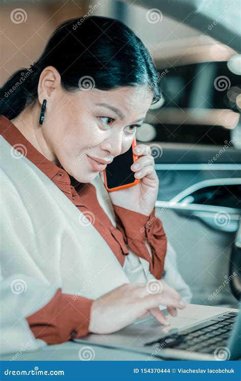 Sentada De Trabajo Sonriente De La Mujer En Un Coche Parqueado Foto De