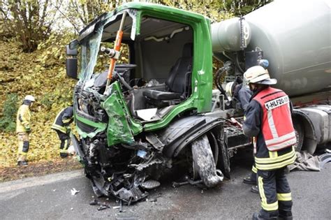 Schwerer Lkw Unfall Mit Zwei Verletzten Fahrern Marl