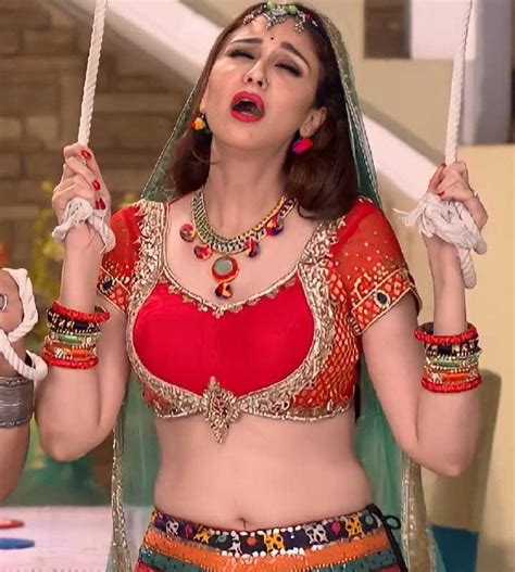 Saumya Tandon Navel Scrolller