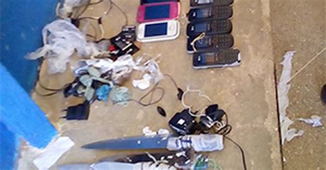 G1 Agentes encontram drogas celulares e facas no maior presídio do