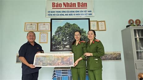 Văn phòng đại diện Báo Nhân Dân tại Kon Tum trao tặng 1 000 phụ san