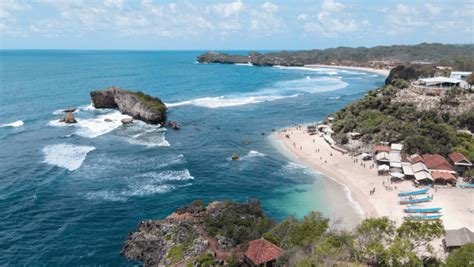 pantai gunung kidul unik  menarik wisatawan telkomsel