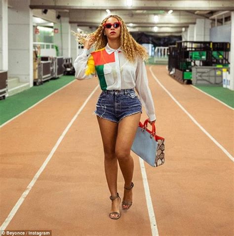 Beyonce Flaunts Her Hourglass Curves In Skimpy Denim Hotpants Daily