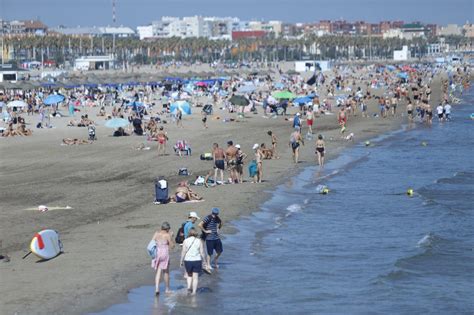 Las Temperaturas Estivales Llenan Las Playas En El Puente De Octubre