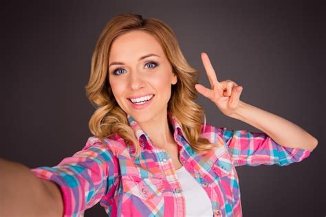 Chica Joven Atractiva Haciendo Selfie Y Gesticulando Con Dos Dedos