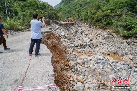 广西凌云山洪致12人失联 落水车辆扭曲成团新浪图片