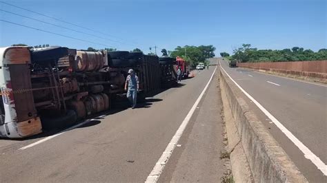 Carreta 90 garrotes tomba na Rodovia Euclides da Cunha em Santa Fé