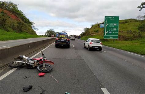 Dutra Acidente Entre Caminh O E Moto Em Volta Redonda Deixa Um Ferido