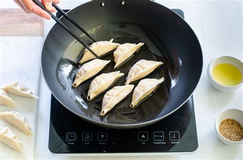 Gyozas de cerdo y langostinos las auténticas empanadillas japonesas