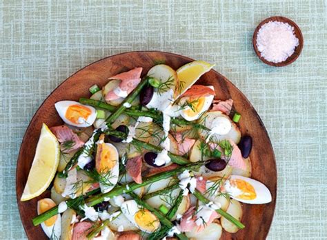 Healthy Salade Van Geroosterde Aardappels Met Zalm En Groene Asperges