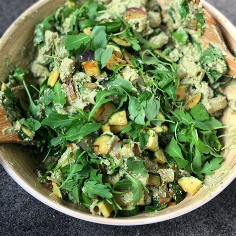 Zomerse Salade Met Nori Mango Avocado En Een Citroen Tahin Dressing