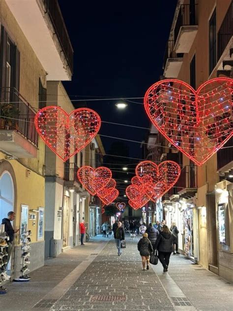 A Pozzuoli I Commercianti Realizzano La Strada Dellamore Cuori E Luci