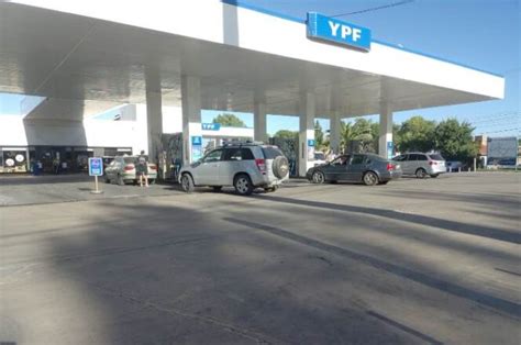 Oficial YPF aumentó los precios de sus combustibles y la suba ronda el