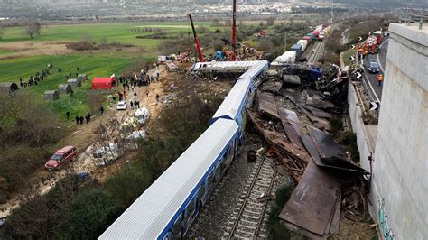 Watch Greece Train Crash: Rescue Operation Underway - Bloomberg