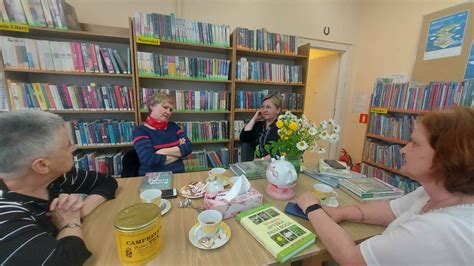 Klub Herbacianej Ksi Ki W Kwietnych Barwach Gminna Biblioteka