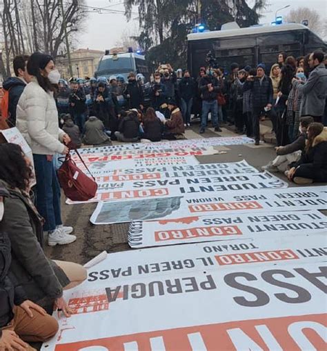 Il Popolo Dei “no Green Pass” Torna In Piazza Bloccato Il Corteo A