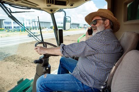 Professioneller Landwirt Mit Einem Modernen M Hdrescher Bei Der Arbeit